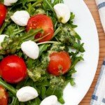 Салат с моцареллой и помидорами — для тех, кто любит рукколу!